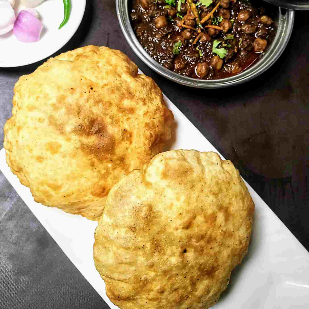 Chole Bhature (4 Pieces)